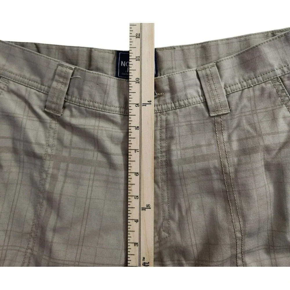 The North Face Cargo Shorts Men's 32x10 Plaid Beige Tan Hiking Outdoor